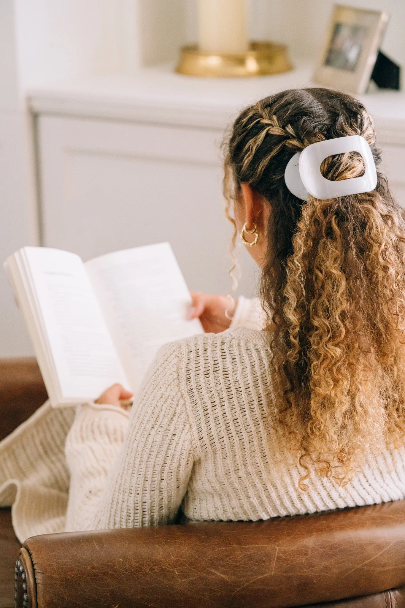 Coconut White Medium Flat Round Hair Clip - Image 4