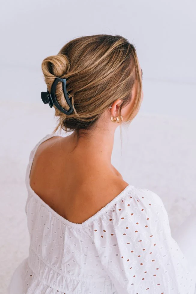 Open Jet Black Medium Claw Hair Clip - Image 4